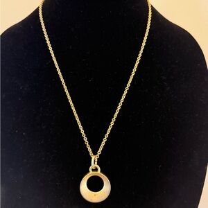 Elegant Gold Pendant Necklace